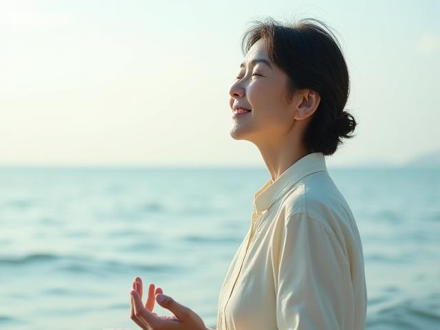 평화로운 표정으로 명상하는 중년 여성